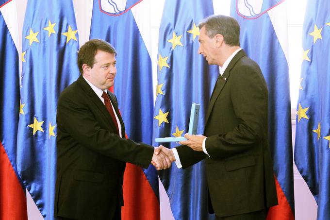 Predsednik republike na posebni slovesnosti v Predsedniški palači vročil državno odlikovanje Pierru-Françoisu Mourieru